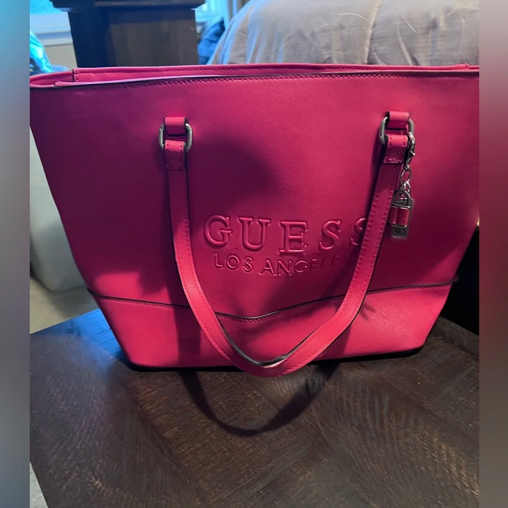 Guess - Picture 3 of 4